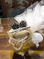 Vaso a orcetto da gr. 120 di miele, decorazione con juta, 2 pignette, legnetti