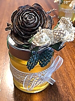 Bomboniera con vaso di miele, decorazione con tulle, ricami, pigna