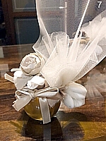 Bomboniera con decorazione con raso e fiore bianco